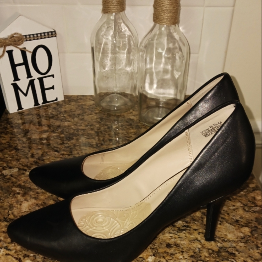 The Limited Black Sleek Leather Pumps 4" heels